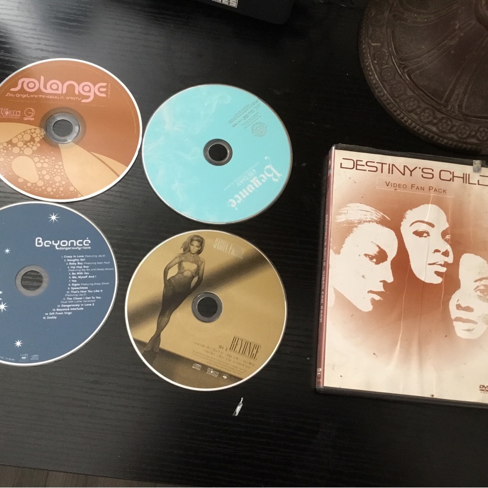 (26) Beyoncé, Destiny's Child & Solange CD/DVD Bundle